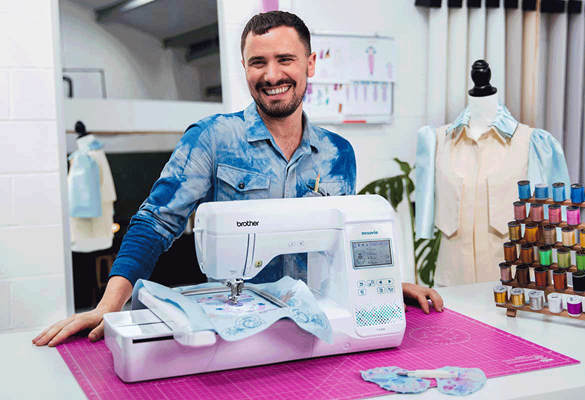 Jeune homme derrière Brother F540E dans une salle de couture lumineuse