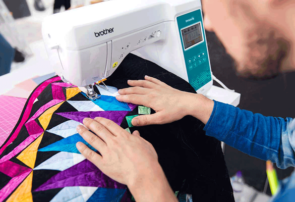 Kleurrijke quilt in Brother F580 naai- en borduurmachine