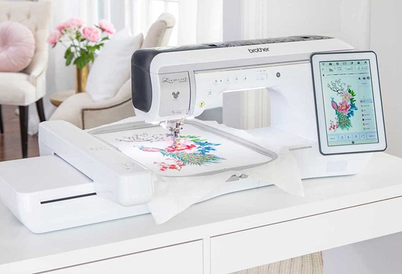 Broderie colorée en Brother Innov-is XP3 dans un salon lumineux