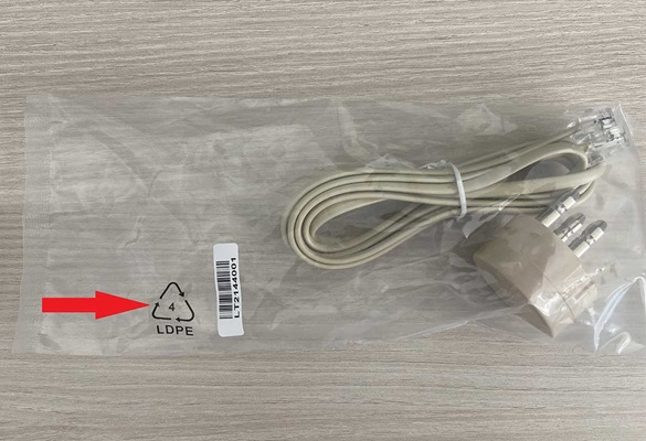 Cavo di alimentazione beige in sacchetto di plastica