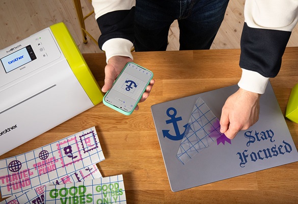 Brother ScanNCut et mobile avec motifs de découpez vinyle