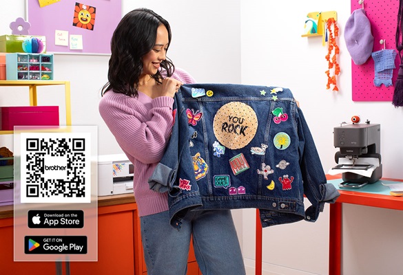 Frau hält bestickte blaue Jeansjacke hoch