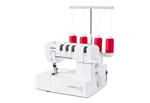 Brother CV3440 coverstitch machine onder een hoek op witte achtergrond