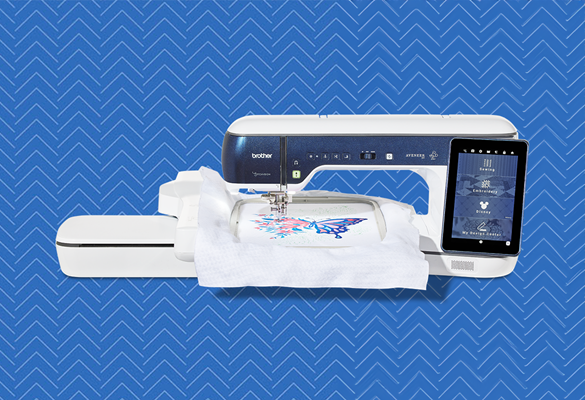 La machine à coudre, à quilter et à broder Aveneer EV1, sur un fond bleu à motifs, brode une pièce de tissu ornée d'un motif de papillon.