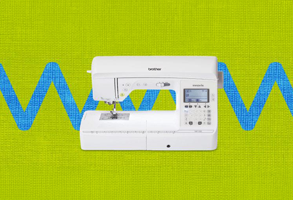 Une machine à coudre Brother sur fond vert lime