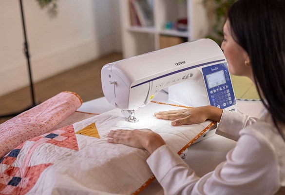 Vrouw quilt met Brother NV1850Q.