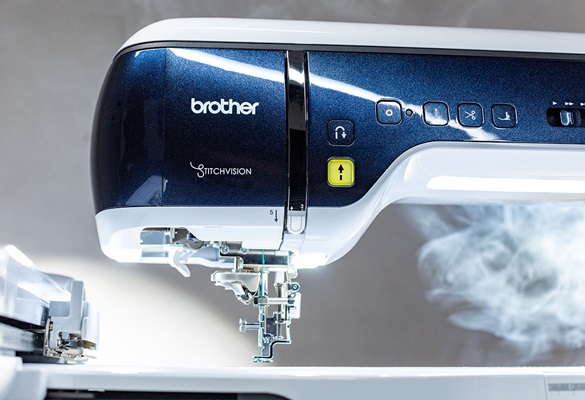 onderdeel van Brother EV1 naaiborduurmachine met rook op de achtergrond