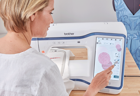 Femme dessinant des cercles dans My Design Center sur une machine XE1