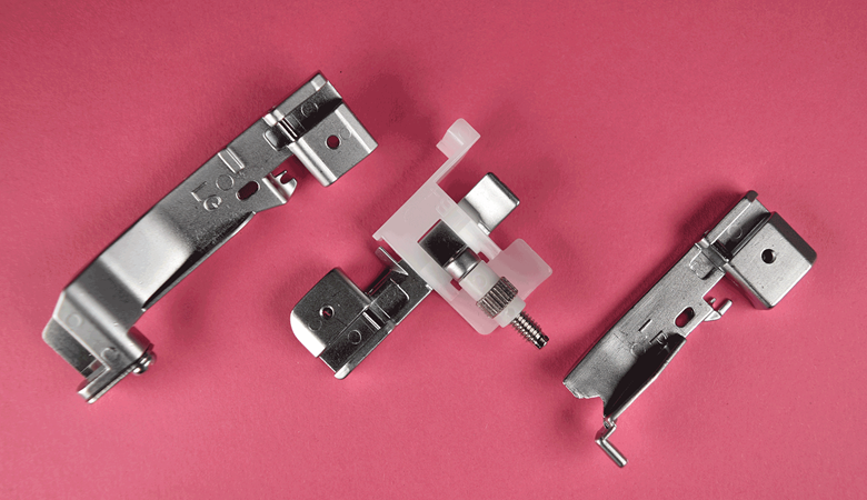 Brother Airflow 3000 overlock-accessoirevoeten op roze naaimat