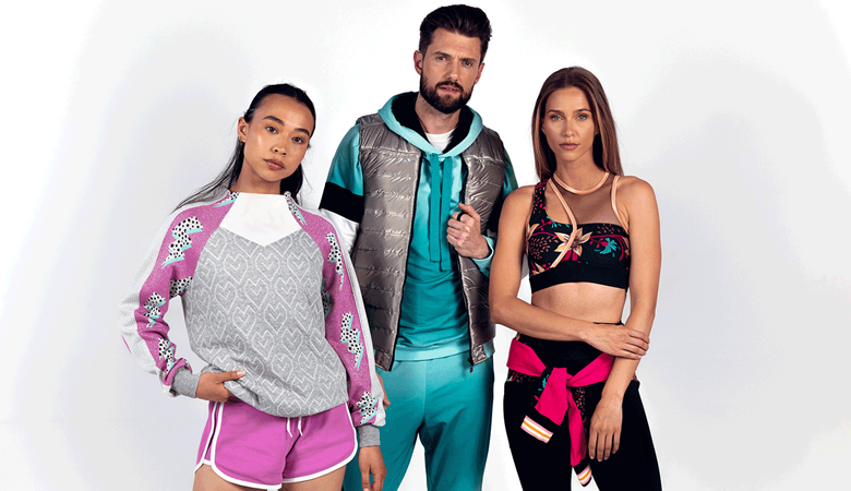 Trois personnes portant des vêtements de sport faits maison