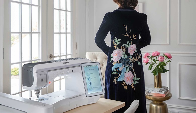 Vrouw in blauwe jurk met groot borduursel op de rug