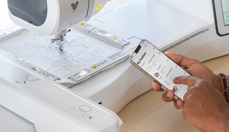 Smartphone met Brother Artspira-app voor borduurmachine