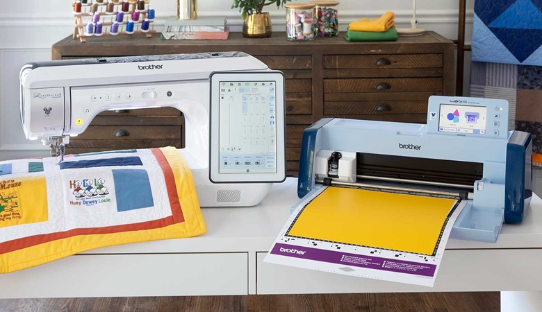Brother borduur- en ScanNCut-machine naast elkaar op dressoir
