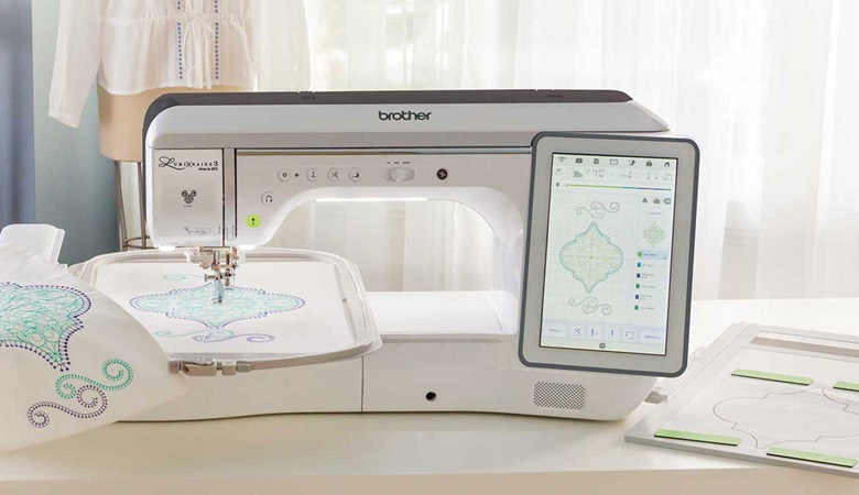 Ricamo ornamentale nel telaio e sul display di Brother XP3