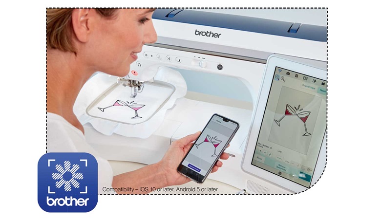 Vrouw voor borduurmachine met smartphone