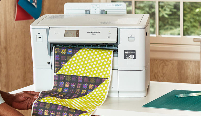 Der PrintModa Studio Stoffdrucker druckt einen perfekt gemusterten Stoff aus.