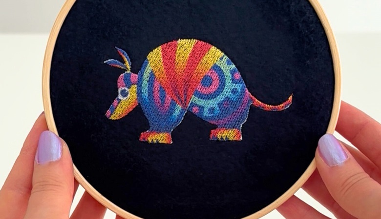 stampa a sublimazione di armadillo arcobaleno su ricamo