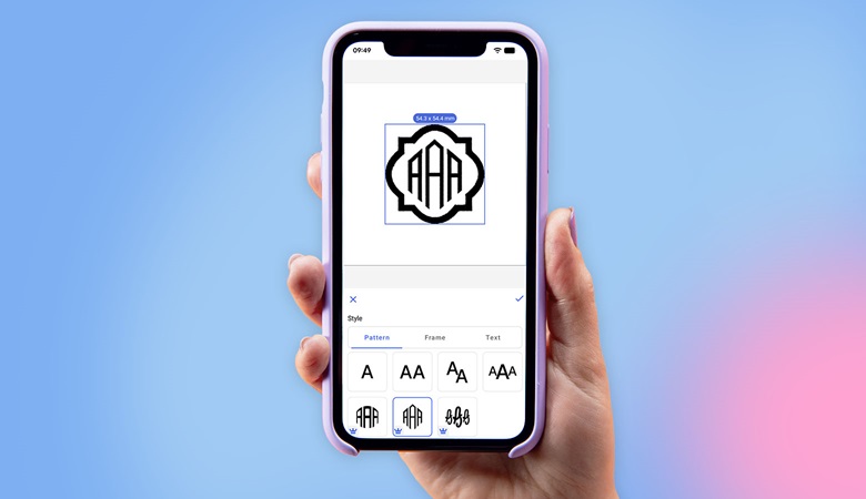 Hand met telefoon met monogram gemaakt in Artspira op het scherm