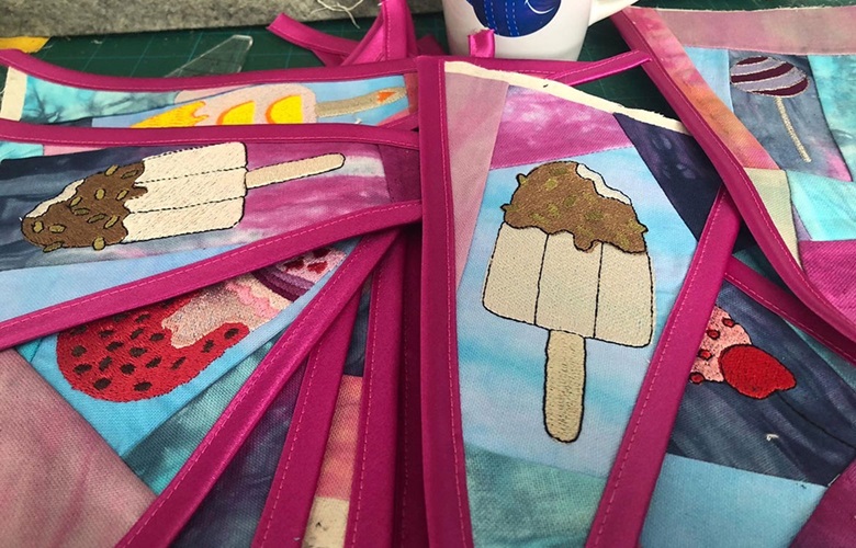Bunte Wimpel mit Eismotiven bestickt