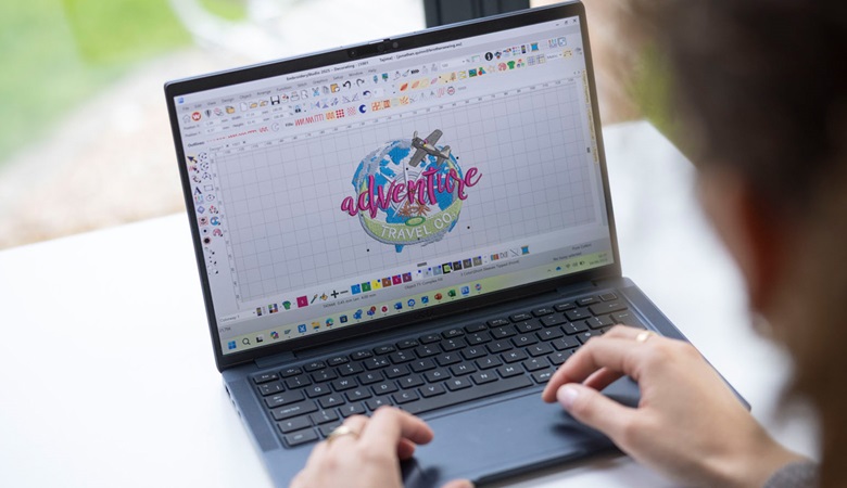 Un utente crea facilmente loghi professionali con CorelDRAW.