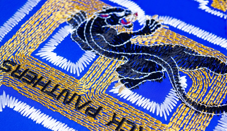 Un design sofisticato su tessuto blu pregiato con dettagli eleganti.