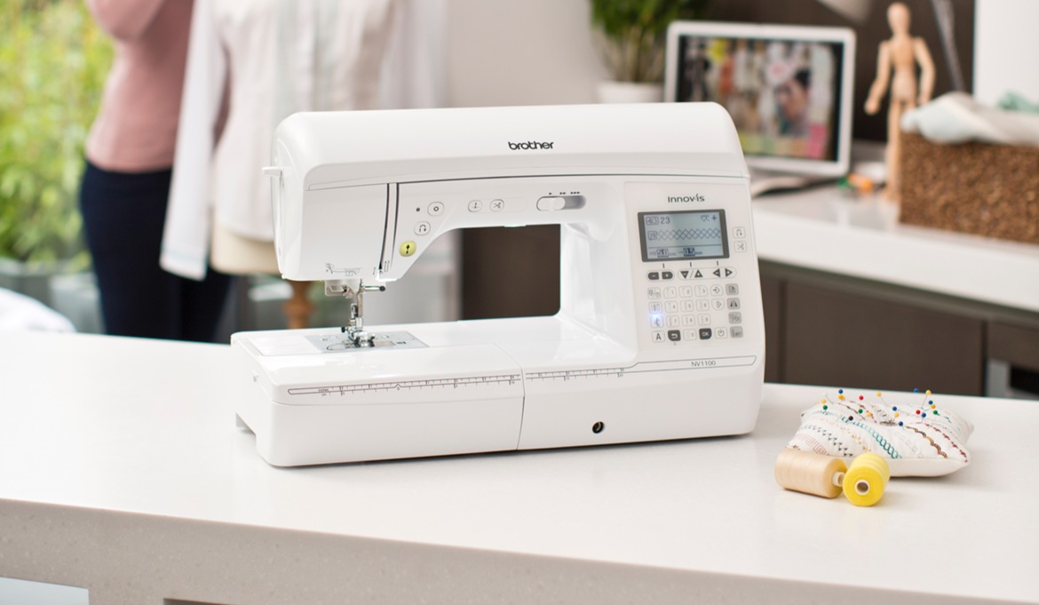 machine à coudre sur une table de maison