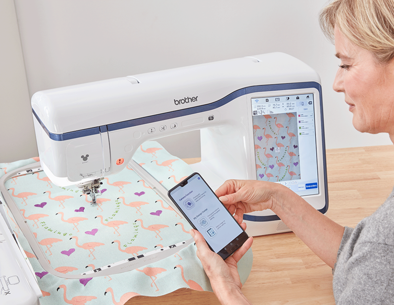 Frau mit meinem Design-Snap auf Handy und Plockaire Stickmaschine