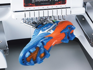 Chaussure bleue et rouge dans une machine à broder