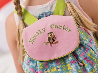 Zaino rosa con la scritta Emily Carter e un gufo ricamato