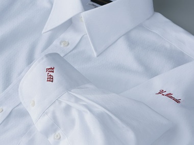 Camicia bianca con ricamo rosso su manica e polsino