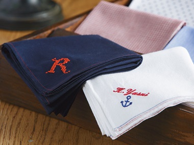 Mouchoirs bleu et blanc avec lettres brodées