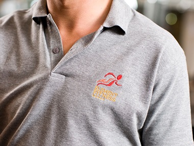 Polo grigia ricamata con logo fitness