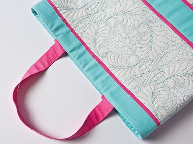 Borsa blu e rosa con motivo di trapuntura cucito