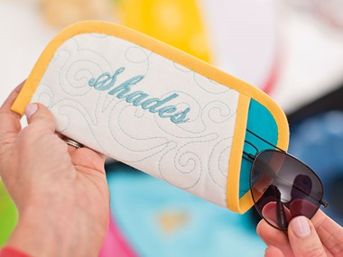 Étui à lunettes de soleil avec broderie bleue