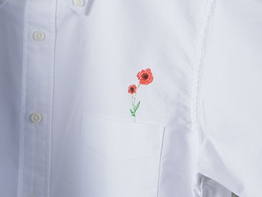 Rote Blume-Stickmotiv auf weißem Hemd