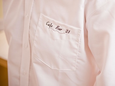 Chemise blanche avec broderie Cafe Bar 21