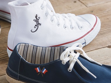 Weiß-blaue Segeltuchschuhe mit Stickerei