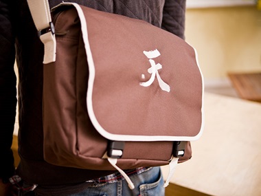 Sac à bandoulière marron avec pictogramme chinois brodé