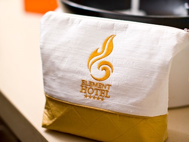 Pochette da bagno bianca e oro con logo ricamato