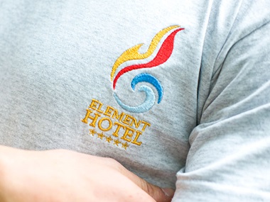 T-shirt grigia con grande logo ricamato