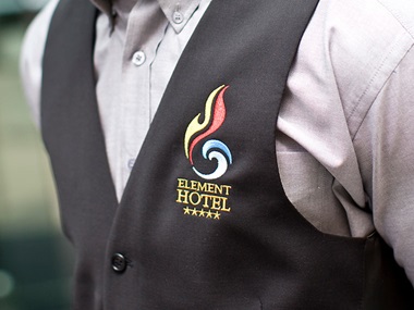 Gilè nero con un grande logo ricamato