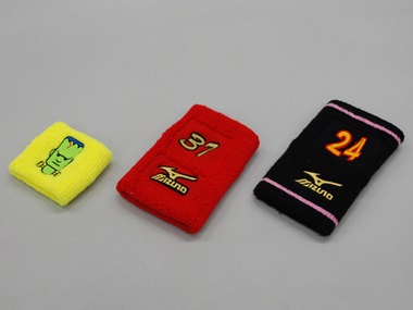 Polsini elasticizzati per sport ricamati in giallo, rosso e nero
