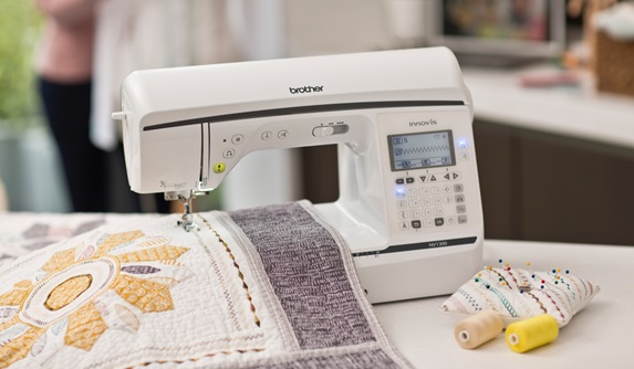 Macchina per quilting su un tavolo