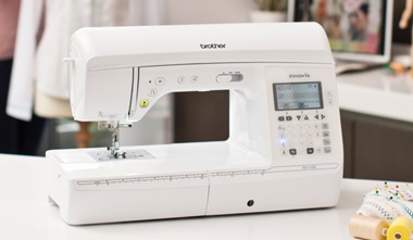 Brother Nähmaschine auf weißem Tisch