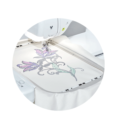 Großer Stickrahmen mit Blumenmotiv in Plockaire Maschine
