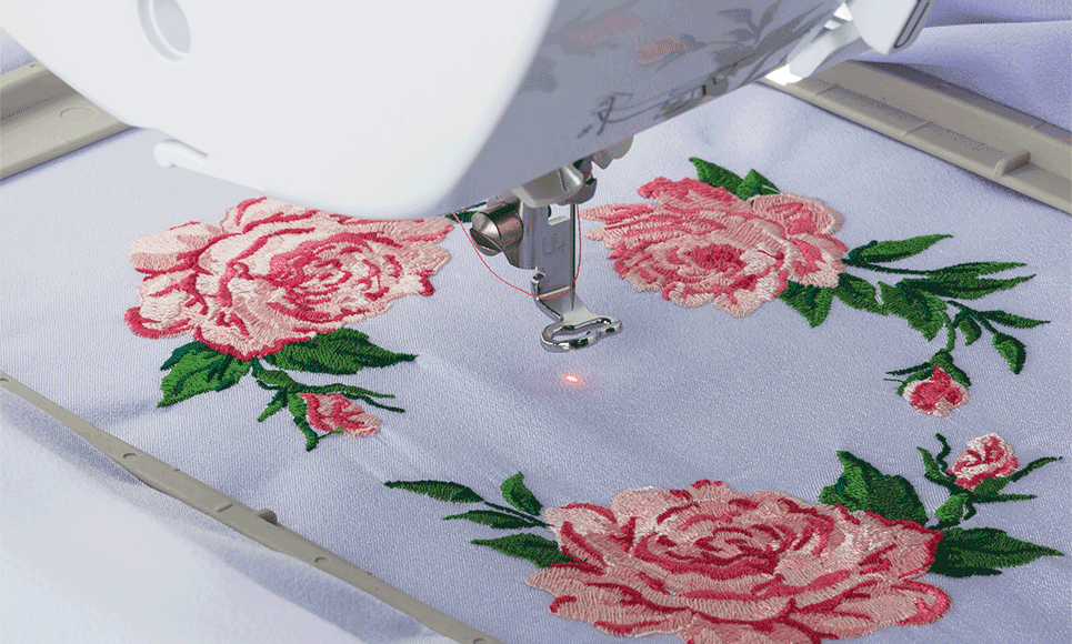 Pied de broderie avec pointeur LED rouge dirigé sur motif de broderie