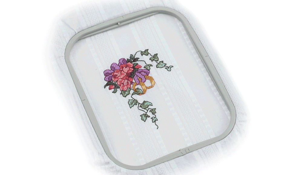 Blumenstickerei auf weißem Stoff im Brother EF62 Stickrahmen