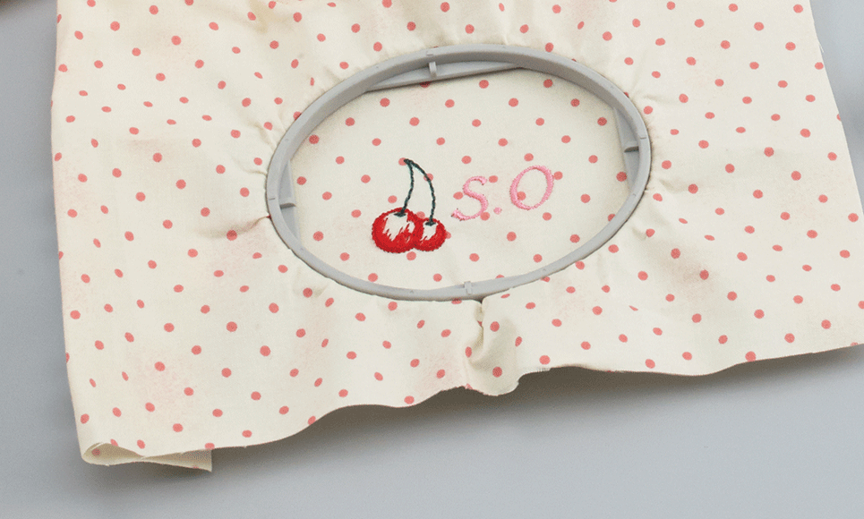 Cadre ovale 2 x 6 cm EF82 gris avec cerise brodée sur tissu à pois