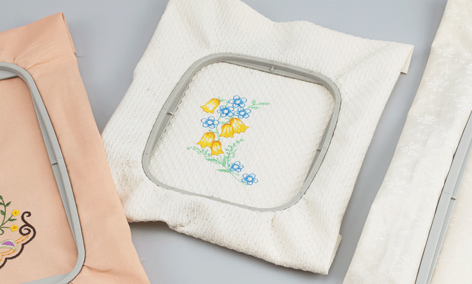 Cadre de broderie carré 10 x 10 cm EF83 gris avec fleur brodée