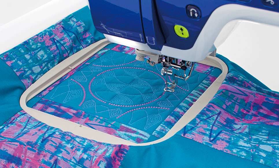 Grauer quadrat. Maschinenstickrahmen 20 x 20 cm mit blauem Quilt EF91